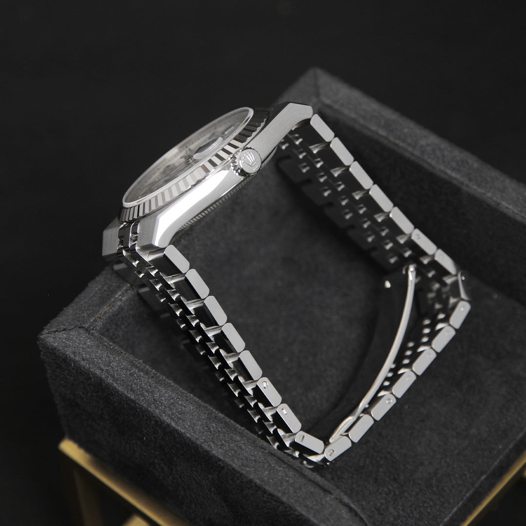 Land Dweller 40 white Honeycomb Dial 127334