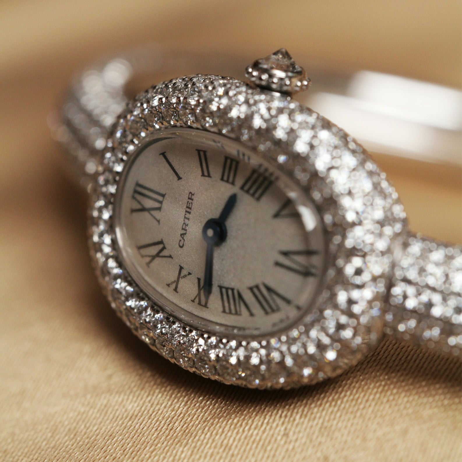 Cartier 16 Baignoire WG Mini Full Diamond White Dial HPI01773