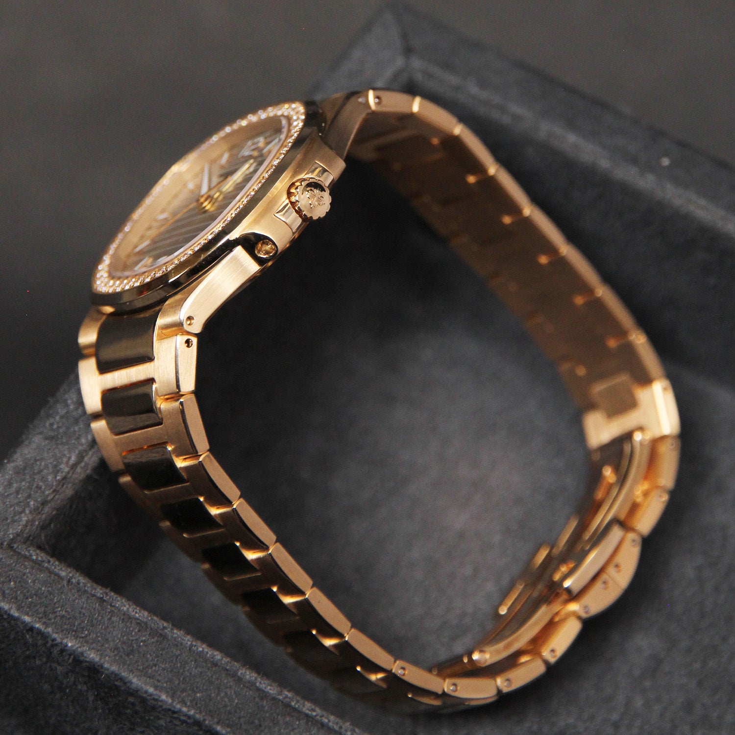 Nautilus 32 RG Quartz Silver Dial Diamond Bezel 7010/1R-011
