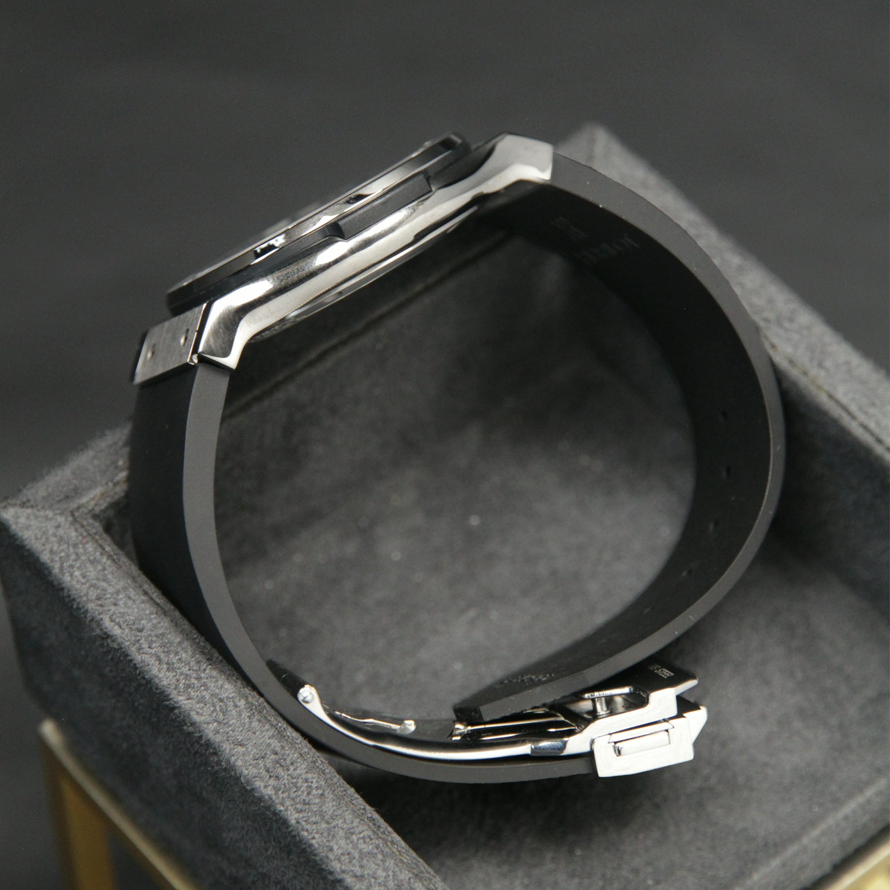 Hublot 42 Classic Fusion Titanium Black 542.NX.1171.RX
