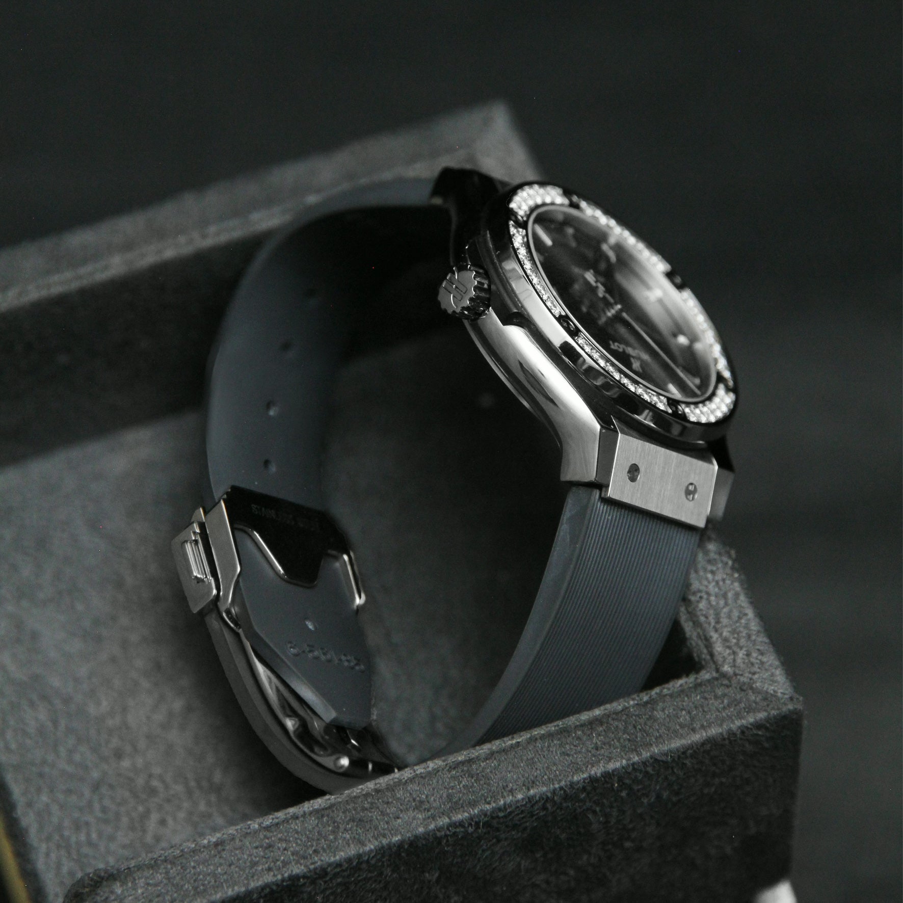 Hublot 38 Classic Fusion Racing Grey Titanium Diamond Bezel 565.NX.7071.RX.1204