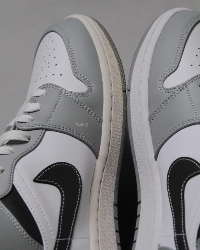 Air Jordan 1 Mid Light Smoke Grey Anthracite